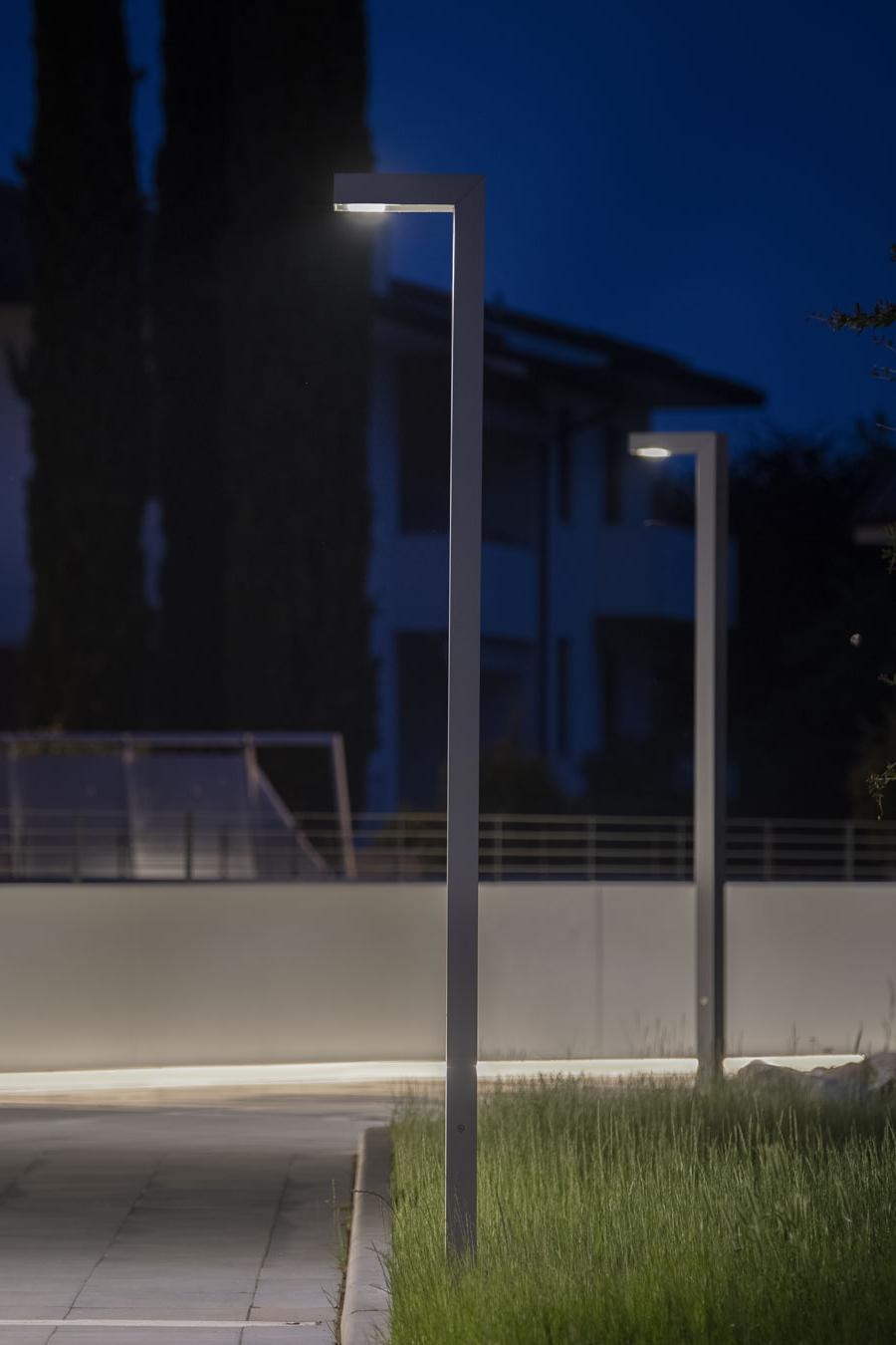 Gallery Peak Linealightgroup Bollards Light 1280X1920 5