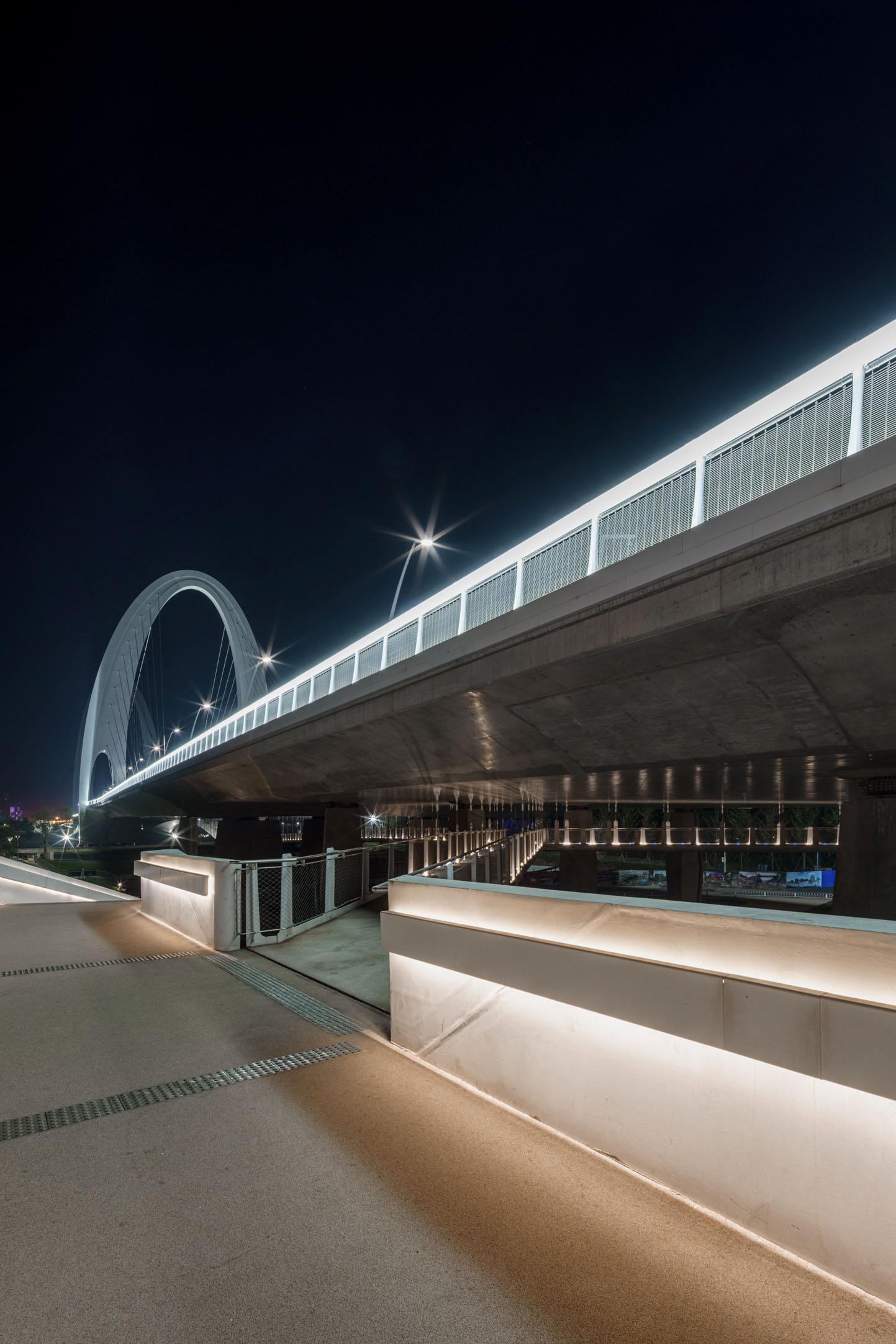 Gallery Product Paseo Linear Outdoor Linealightgroup 1280X1920 1